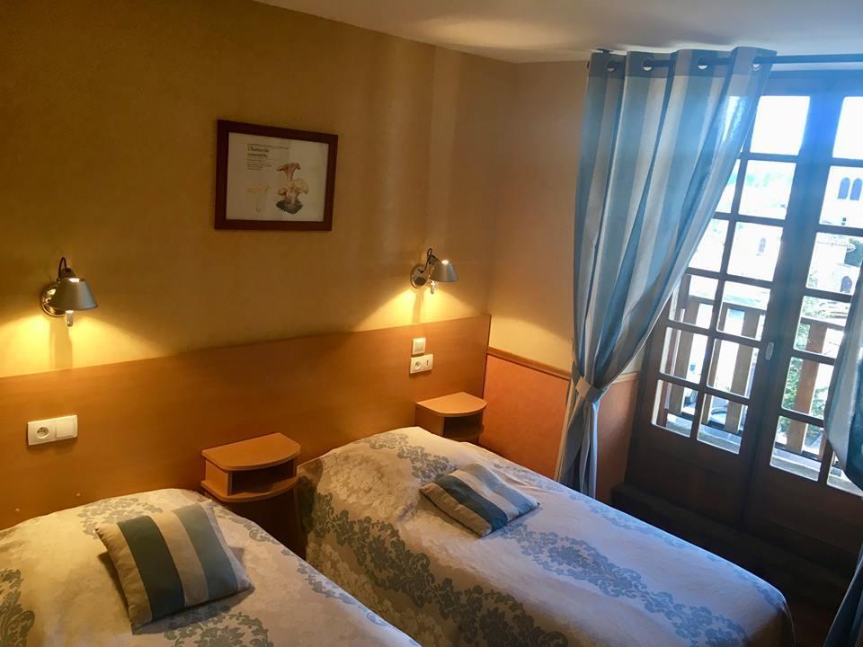 Hotel La Clairiere Chambon-sur-Dolore Exterior photo